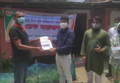 বাগেরহাটে বাড়ি বাড়ি গিয়ে জমি অধিগ্রহনের চেক বিতরণ করলেন জেলা প্রশাসক